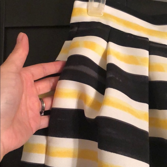Eva Mendes for New York and Company skirt size 2 - Picture 3 of 6